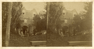 122406 Gezicht op de gevel van het dubbele woonhuis boven de oostelijke geschutskelders van het voormalige bastion ...